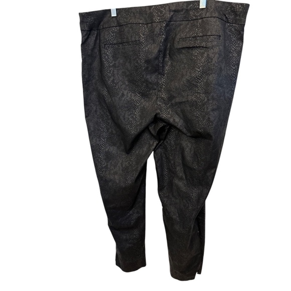 SO SLIMMING CHICO'S Plus Size Black Snake Imprint Tummy Control Pull On Pants 4R - Picture 2 of 4